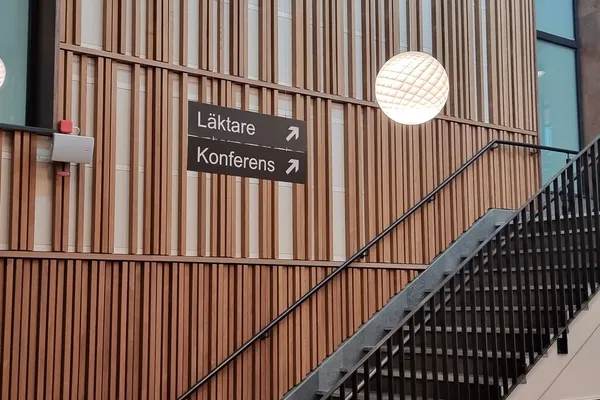 Inomhusskylt som leder till läktare och konferens