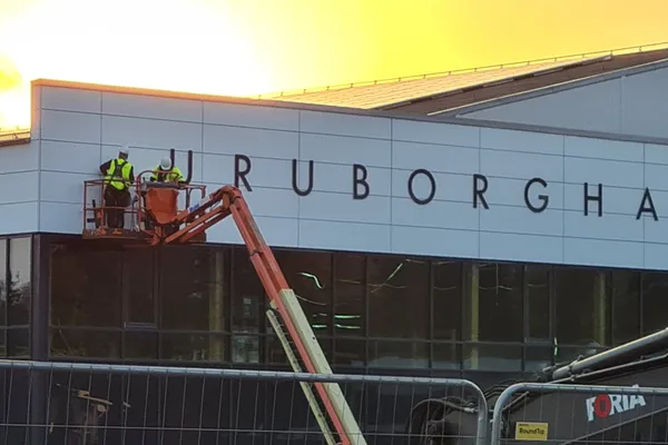 Pågående montering av stor fasadskylt åt Furuborghallen