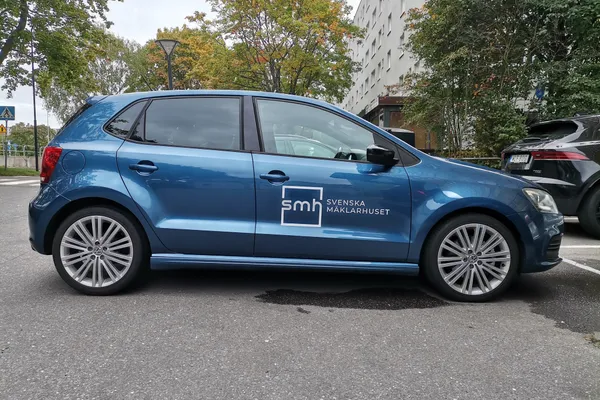 Bilfoilering for Svenska Mäklarhuset i blått